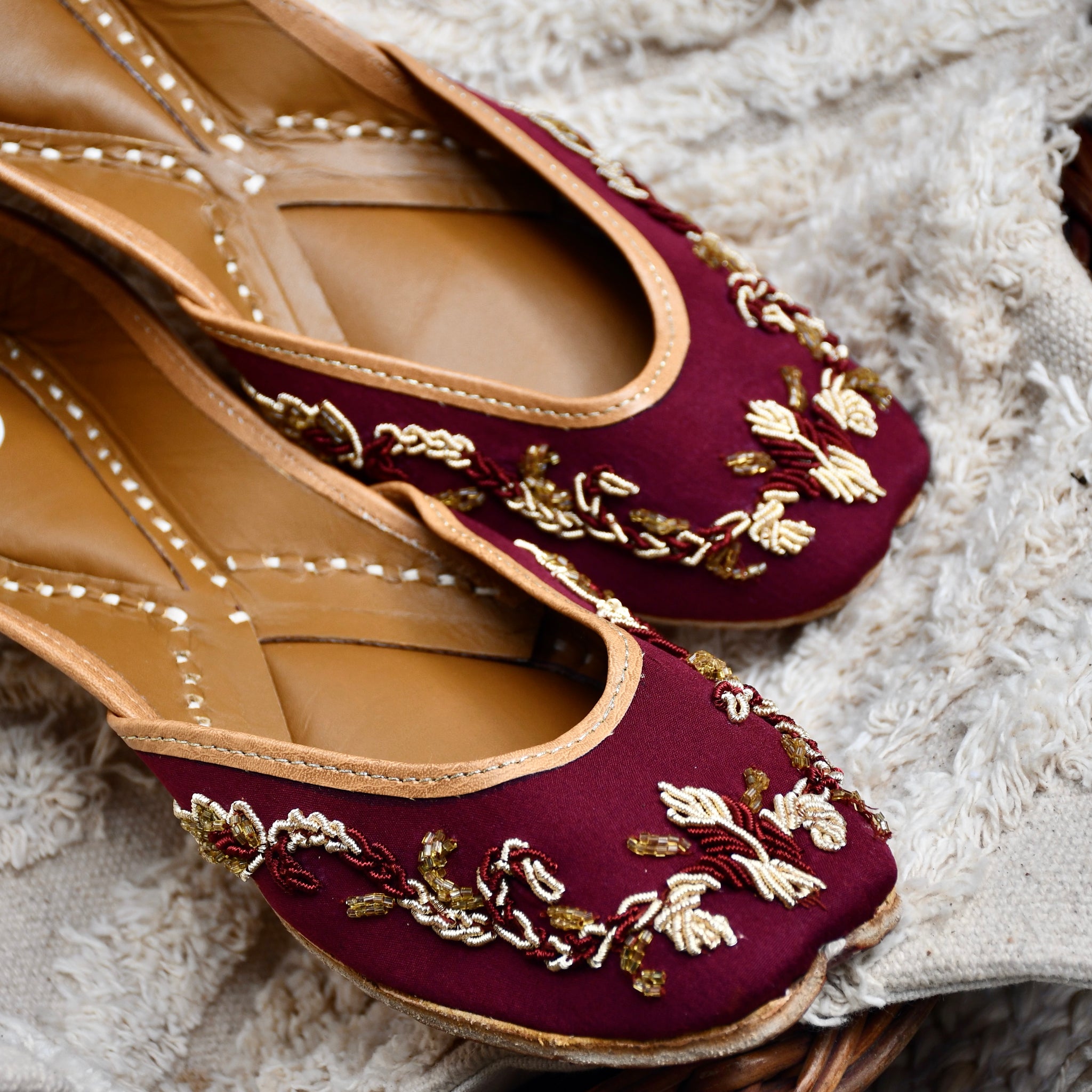 Maroon Wine Juttis