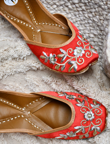 Scarlet Bloom Juttis
