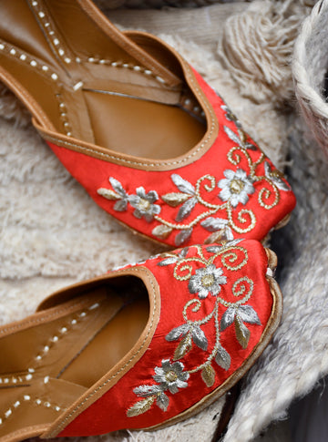 Scarlet Bloom Juttis