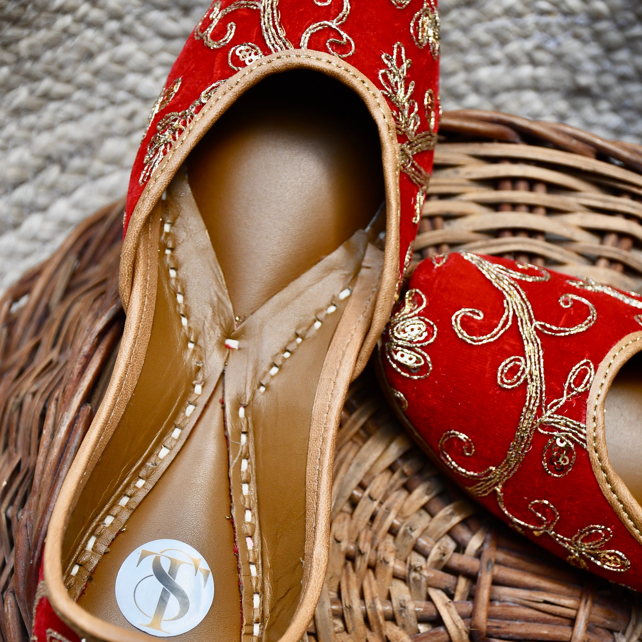 Izhara (Red) Juttis