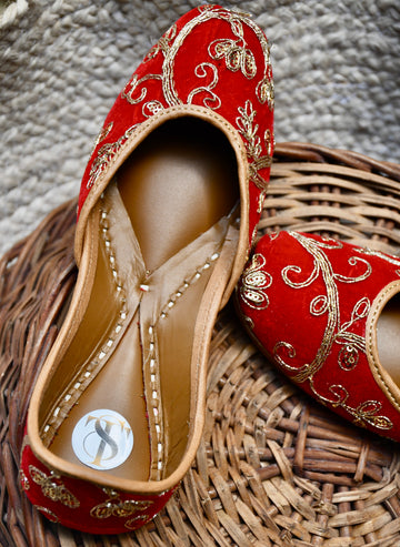 Izhara (Red) Juttis