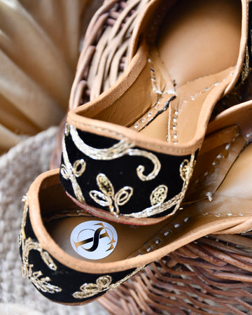 Izhara (Black) Juttis