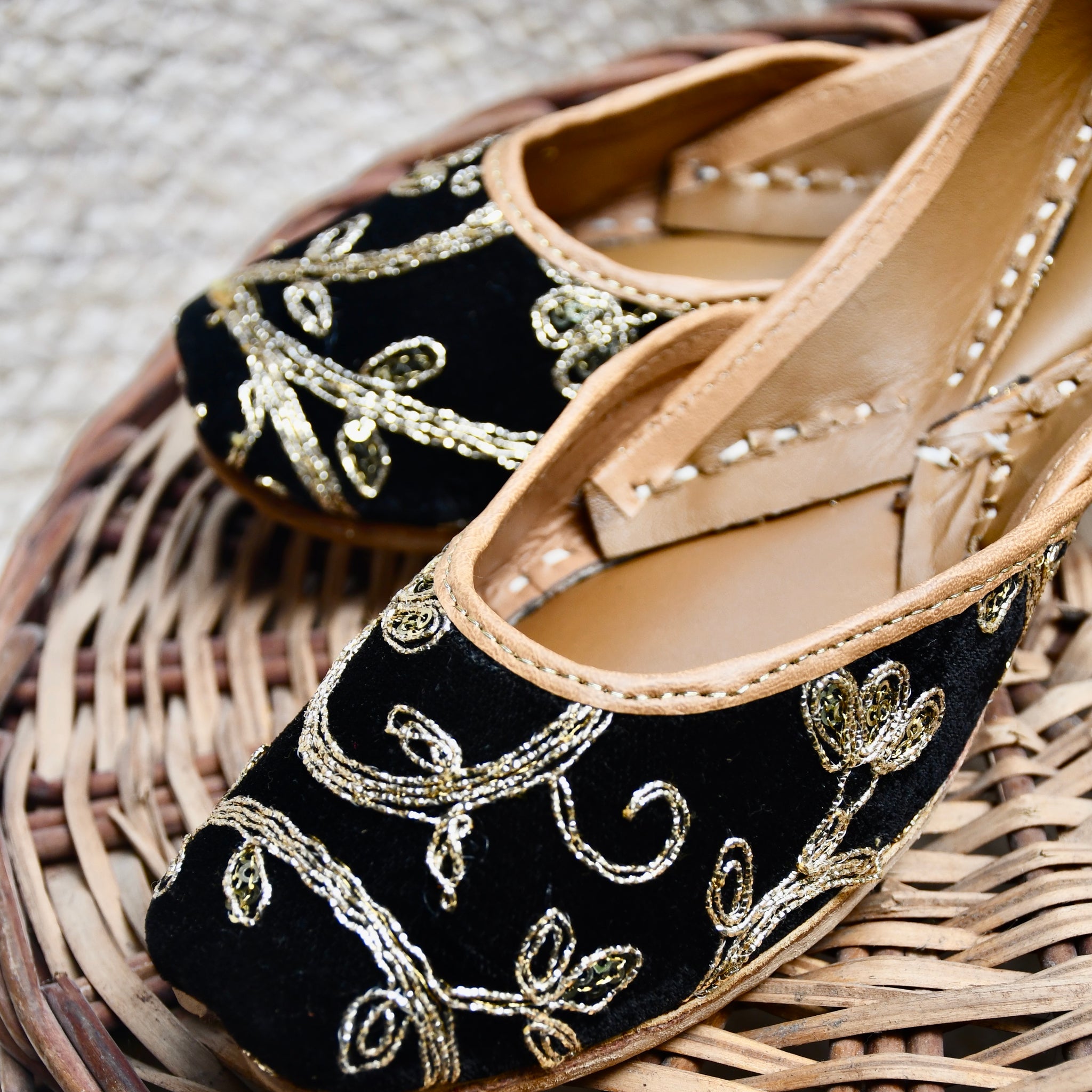 Izhara (Black) Juttis