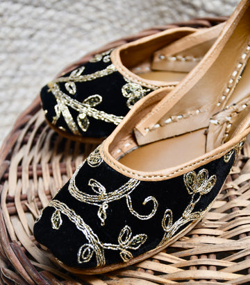 Izhara (Black) Juttis