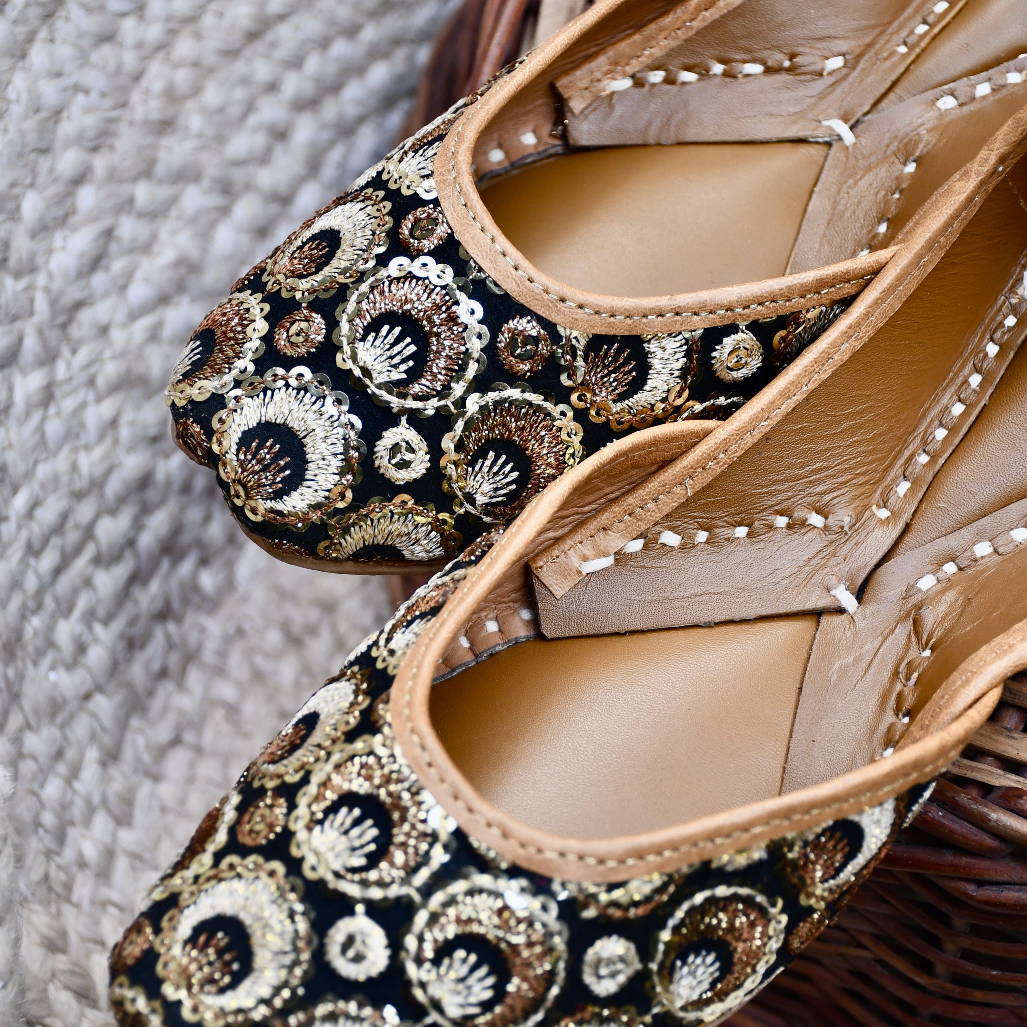 Midnight Gold Juttis