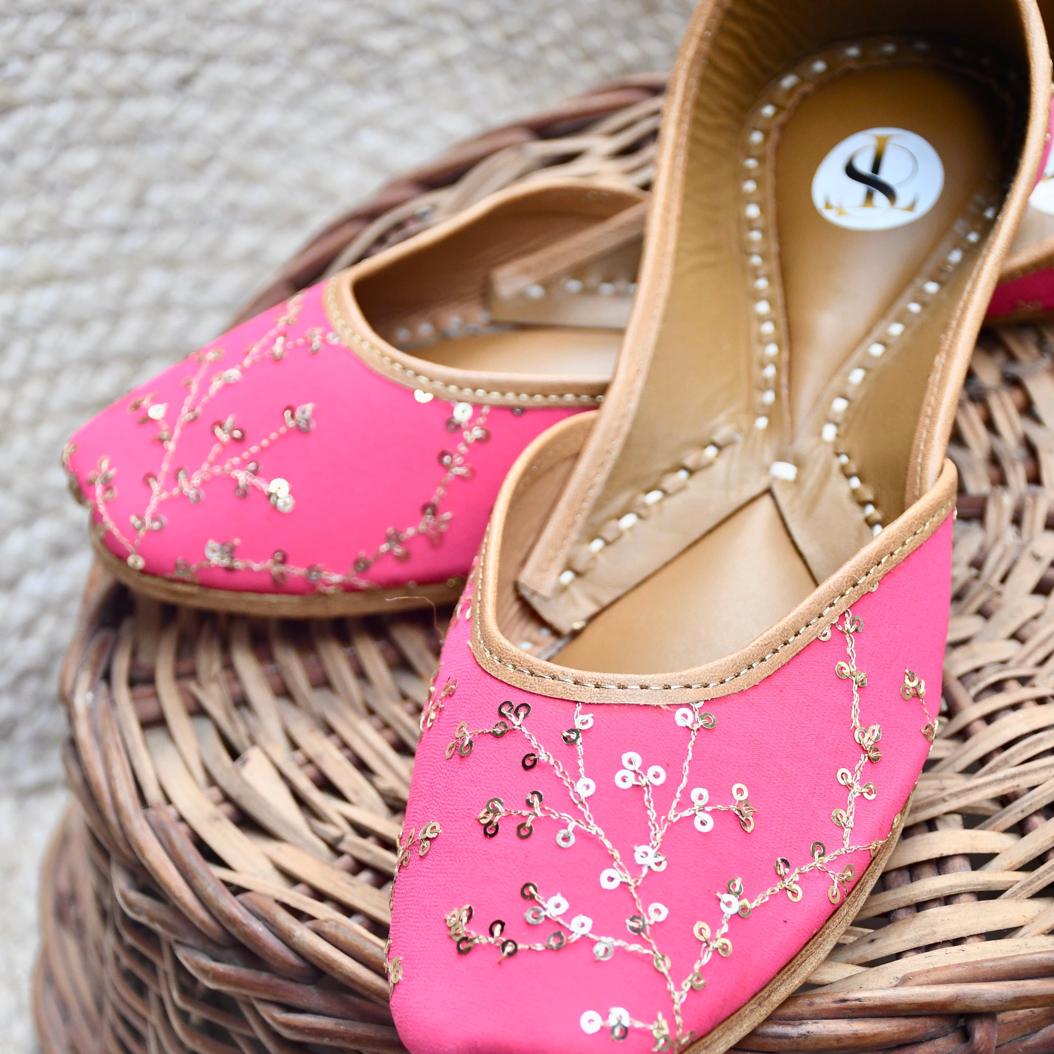 Blush Juttis