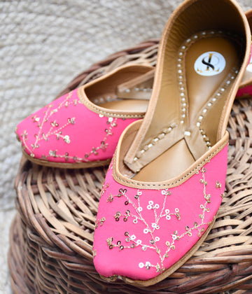 Blush Juttis