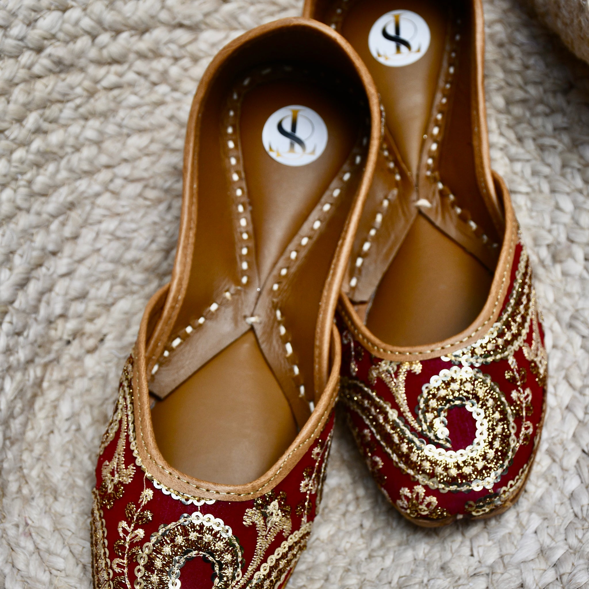 Crimson Swirl Juttis