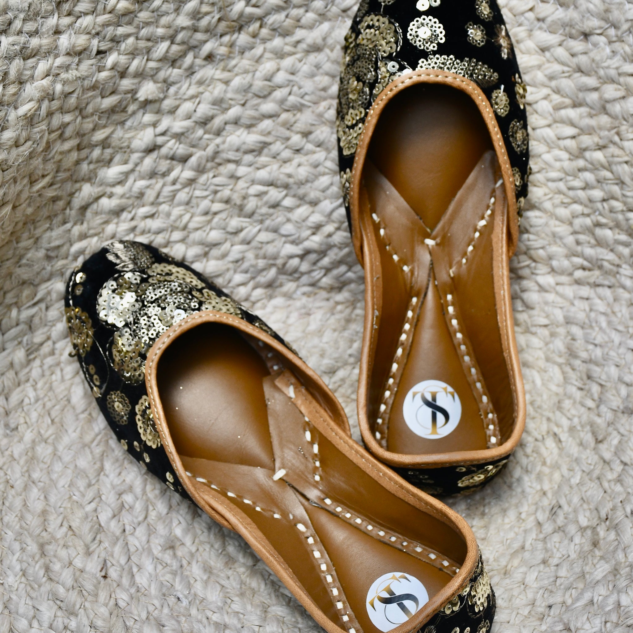 Noor Black Juttis
