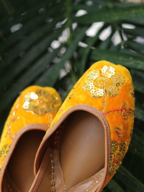Pine Shine Velvet Juttis